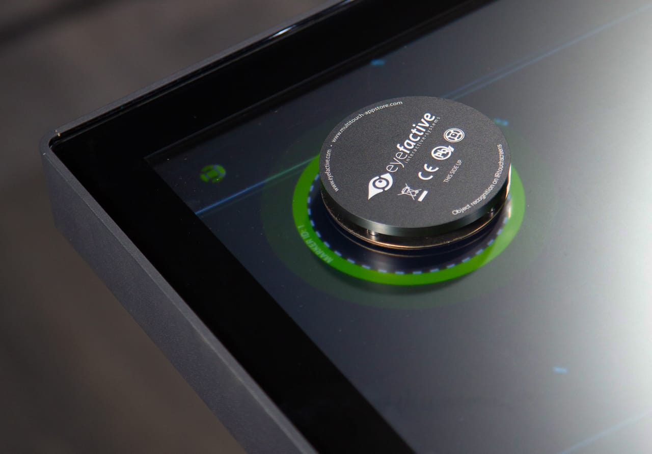 Objekterkennung bis 98 Zoll mittels Infrarot-Touchscreen. Marker-Chip als zu erkennendes Objekt von eyefactive auf einem primeTOUCH flat von EXACT solutions.